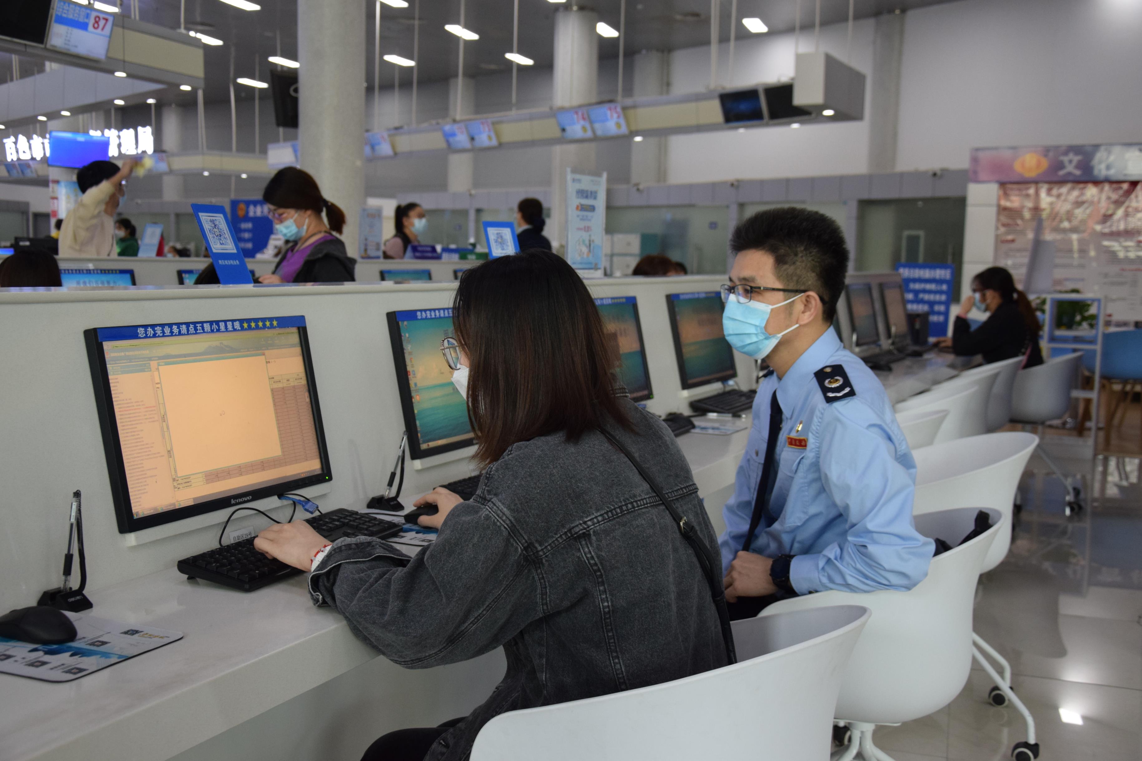 走出便民 走出实效——百色市税务局党委书记、局长杨坚前往办税服务厅开展“一把手”走流程活动