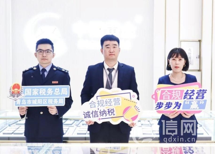 政策上门+场景服务 城阳区税务局税法宣传进商圈